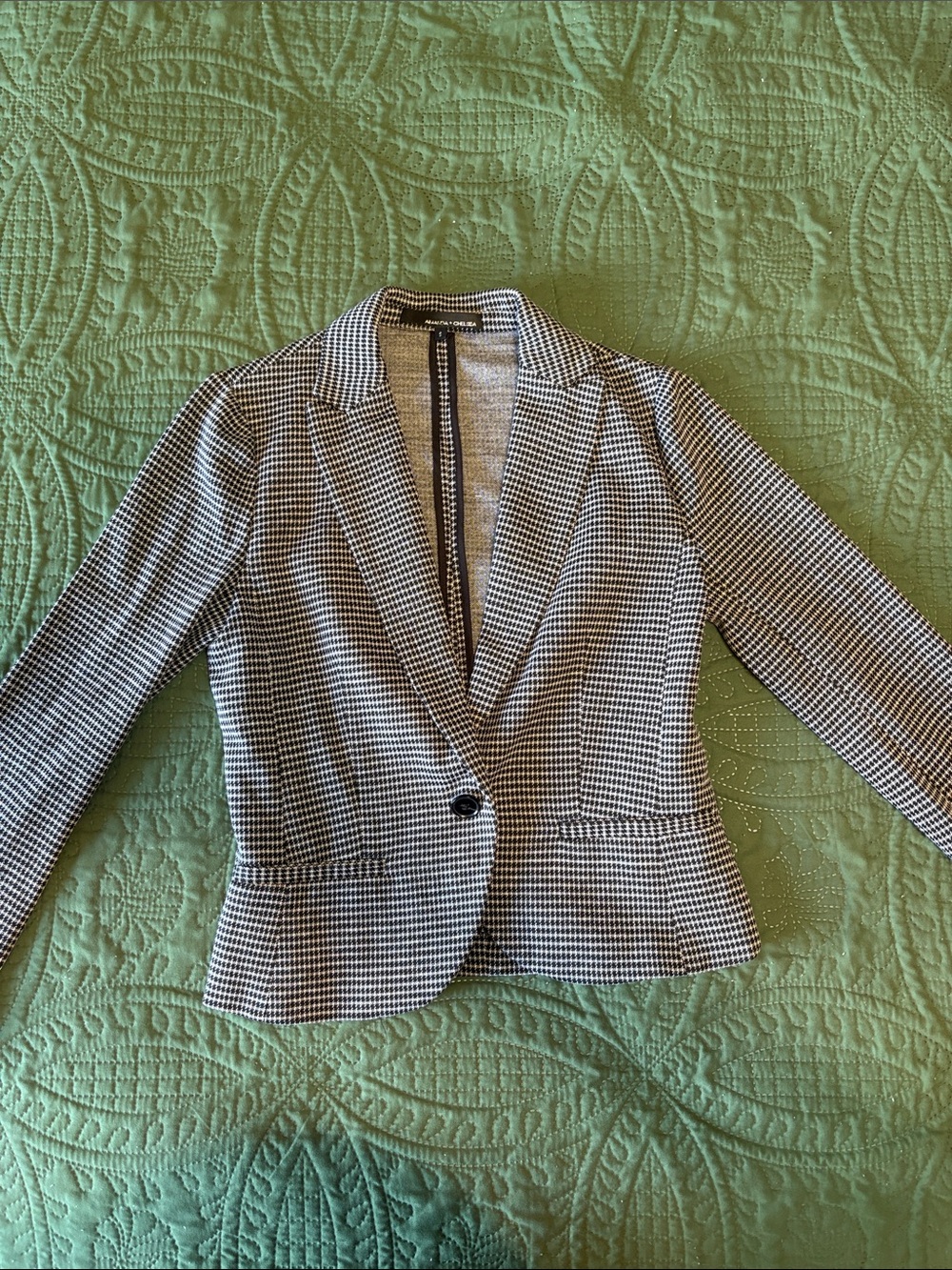 Amanda and Chelsea houndstooth tailored blazer